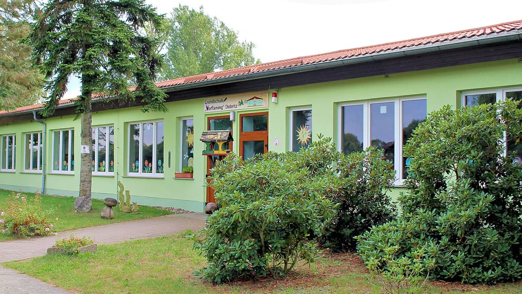 Am Ortseingang von Dobritz befindet sich die Grundschule - ein barrierefreier Flachbau. Mangels Schülern steht nun die Schließung zur Debatte.