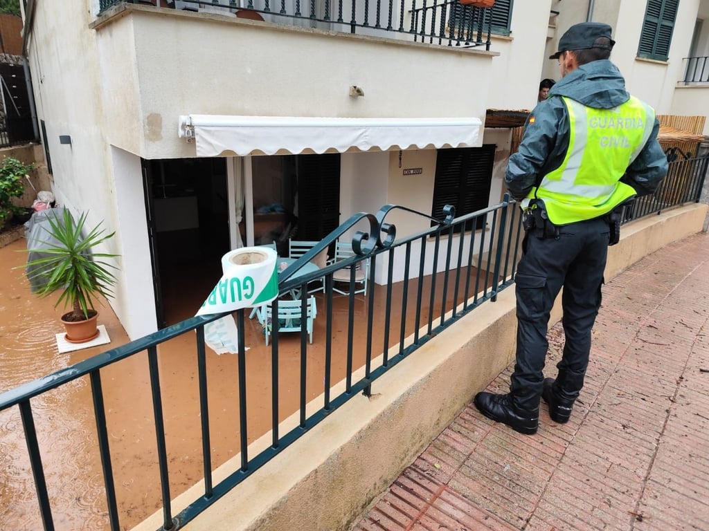 In Port de Sóller musste die Polizei zehn Menschen aus ihrem Zuhause retten, weil das Wasser schon knietief in der Wohnung stand und sich die Tür nicht mehr öffnen ließ.