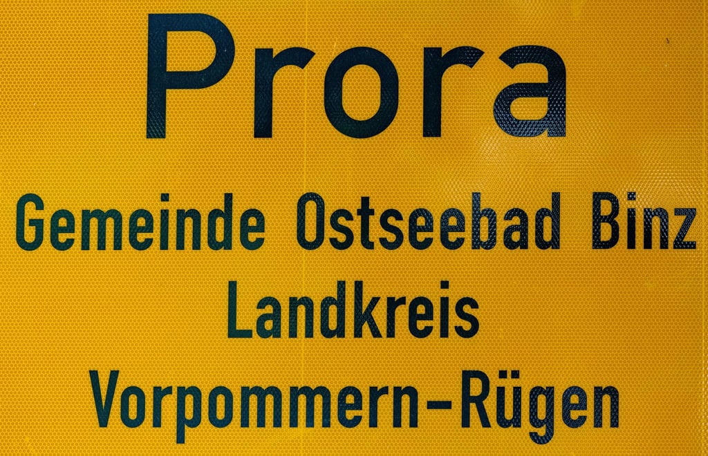 In Prora ist laut Polizei ein Cabriofahrer absichtlich auf einen 13-Jährigen zugefahren. Das Kind wurde schwer verletzt.