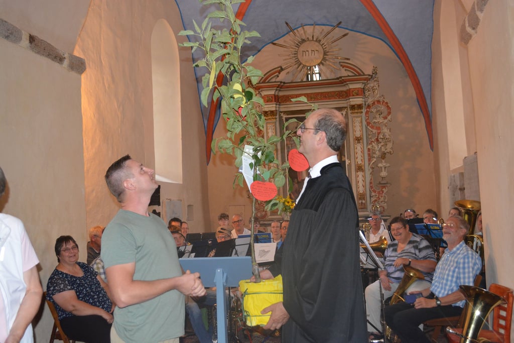 Damit was von der Zeit in der Kirche zu Flessau bleibt: Gordon Thoms überreicht Pfarrer Martin Schuler einen Apfelbaum vom Gemeindekirchenrat Flessau.