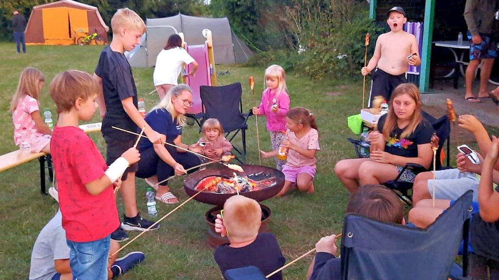 Das Stockbrotbacken war auch beim „Fire Camp 2024“ der Kinder- und Jugendfeuerwehren Elbe-Parey beliebt.