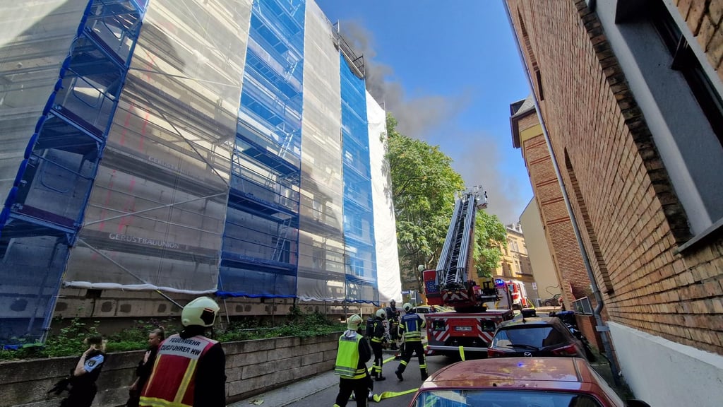 Auf der Salzstraße in Halle ist ein Großeinsatz der Feuerwehr im Gange.