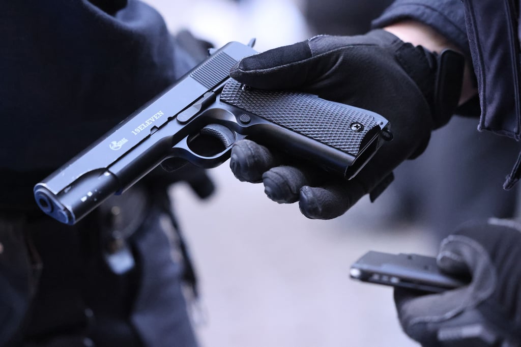 In Oschersleben sind drei Jugendliche mit einer Softair-Waffe bedroht worden.
