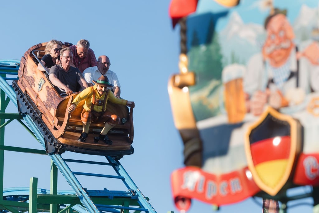 Thüringens Ministerpräsident fährt mit auf der Achterbahn beim Rudolsädter Vogelschießen.