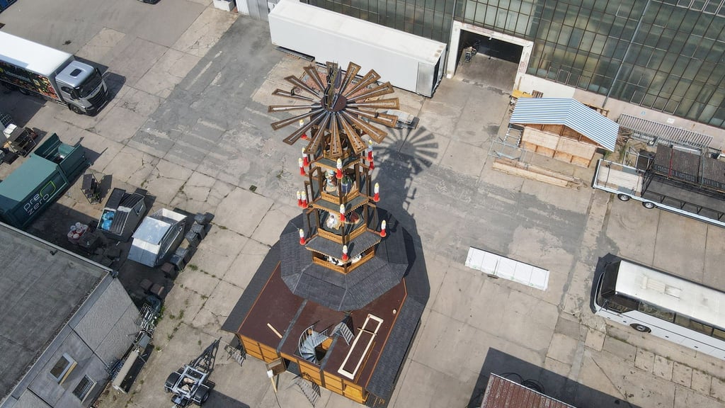 Die Pyramide für Essen zeigt die Weihnachtsgeschichte und besteht aus sechs Etagen mit einer Höhe von rund 20 Metern.