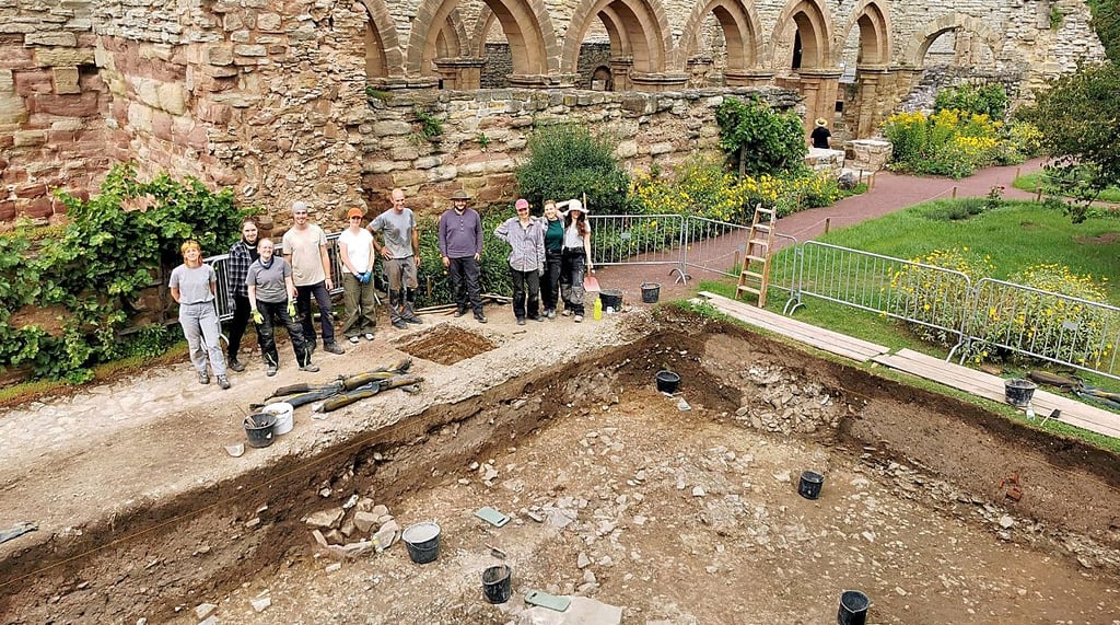Das aktuelle Grabungsteam vor dem Untersuchunsfeld. Hier stand einst die Marienkirche, in der der tote Heinrich I. aufgebettet worden war.
