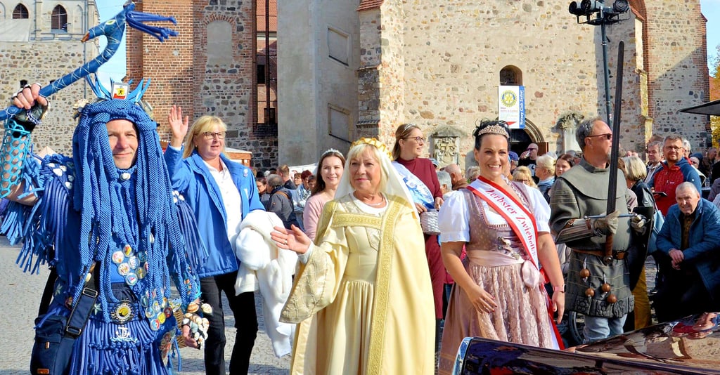 Zu den Höhepunkten beim Zerbster Erntedankfest (vormals Bollenmarkt) gehört stets der Festumzug mit vielen Mitwirkenden – unter anderem beteiligen sich Vereine und Schulen. Momentan steht diese Veransötaltung wie auch das Spargelfest auf der Kippe, da sich der Verkehrsverein als Organisator zurückgezogen hat.
