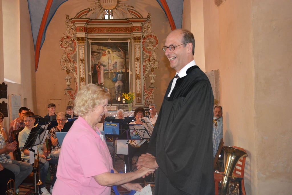 Helga Schmundt vom Gemeindekirchenrat Flessau gibt Pfarrer Martin Schuler aus Bismark noch einen Tipp: Nicht immer so gutmütig sein!
