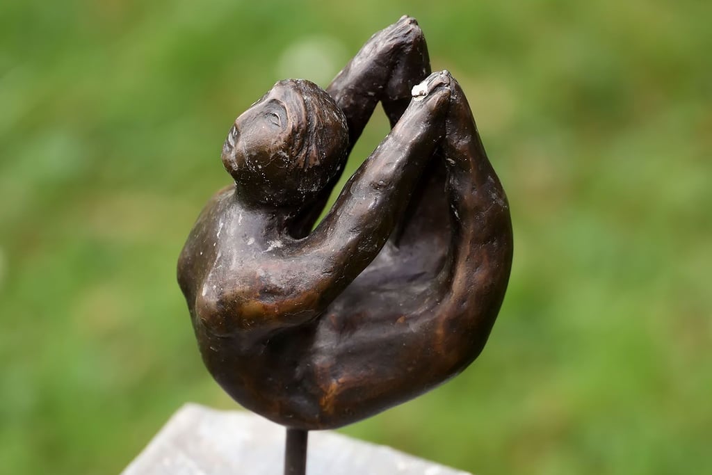 Zauberhafte Bronzeplastik: „Kleine Schwebende“ von Martina Böminghaus.