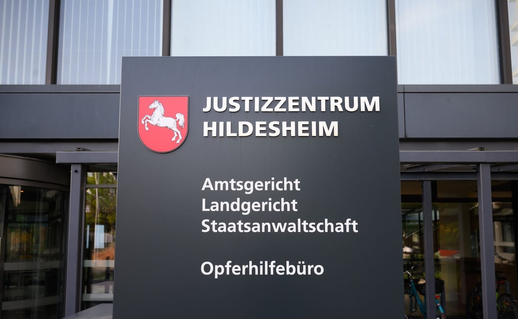 Ein 24-Jähriger steht wegen versuchten Mordes vor dem Landgericht Hildesheim. (Symbolbild)