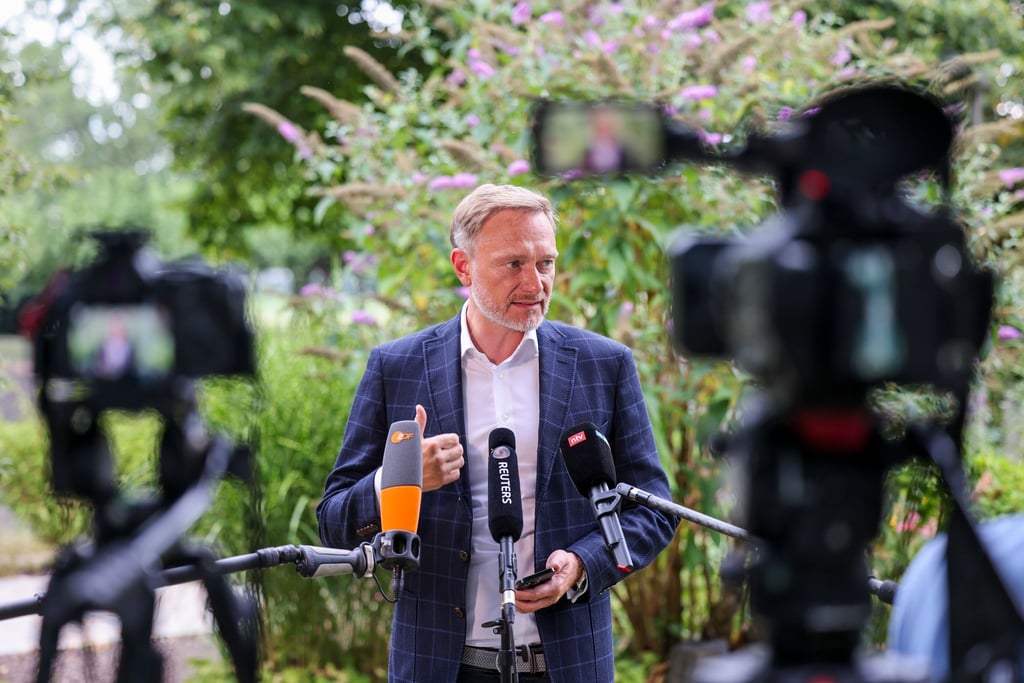Finanzminister Lindner sieht Licht und Schatten bei Haushaltskompromiss.