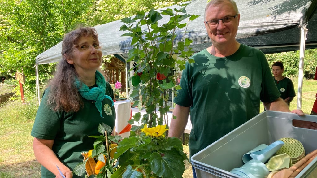 Im Ökogarten gibt es viele Projekte; für diese Arbeit werden aber auch dringend Räume als Schlechtwettervariante gebraucht, sagen Brita Appelt und Detlef Tichatschke (im Bild bei einer früheren Veranstaltung im Ökogarten).