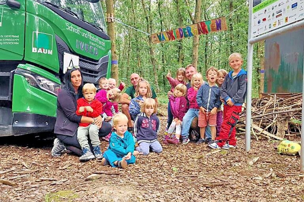 Über 2.500 Euro Spende von Michael Baum (7.v.l.) freuen sich die Mooswichtel im Wald bei Allstedt.