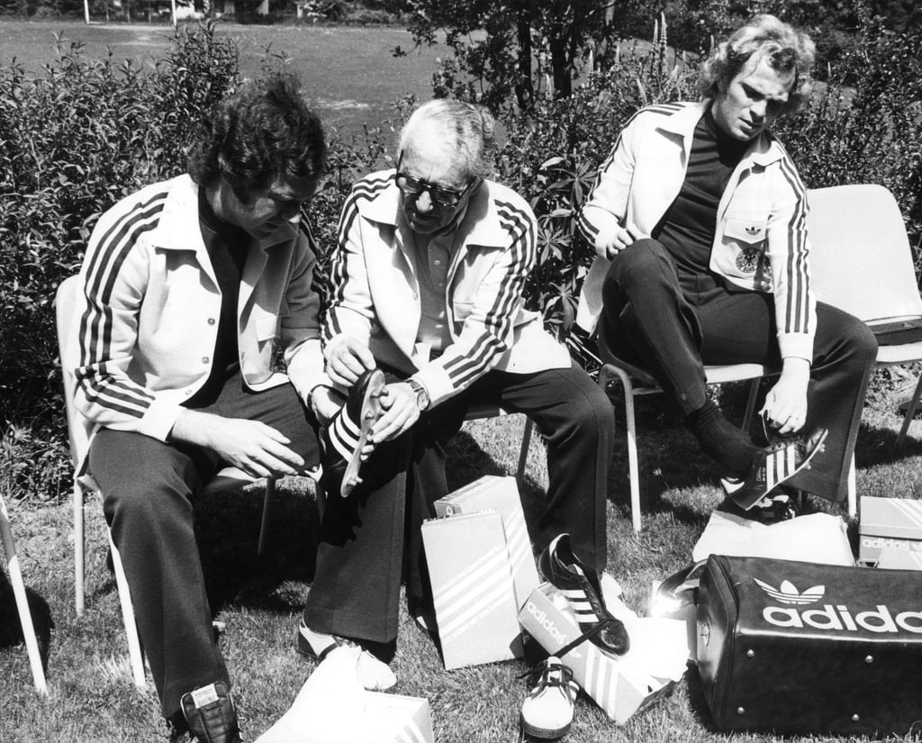 Adi Dassler (Mitte) galt lange Zeit als Pionier der Sportschuh-Welt. Das von ihm gegründete Unternehmen Adidas wird 75 Jahre alt. (Archivbild)