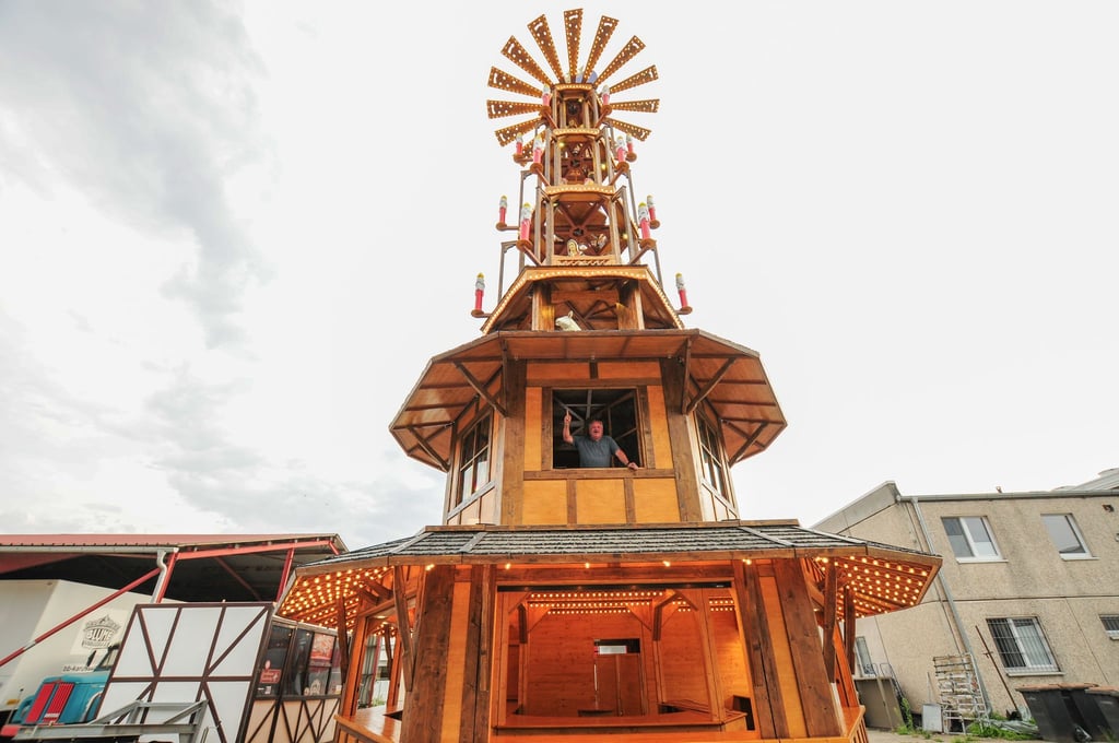 Schausteller Richard Müller aus Essen hat die Weihnachtspyramide in Wanzleben in Auftrag gegeben.