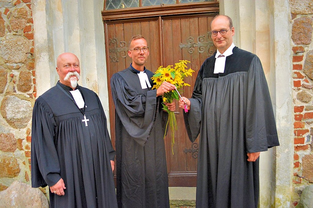 Schlüsselübergabe im Bereich Flessau: Pfarrer Martin Schuler (von rechts) mit Gordon Sethge und Superintendent Michael Kleemann.