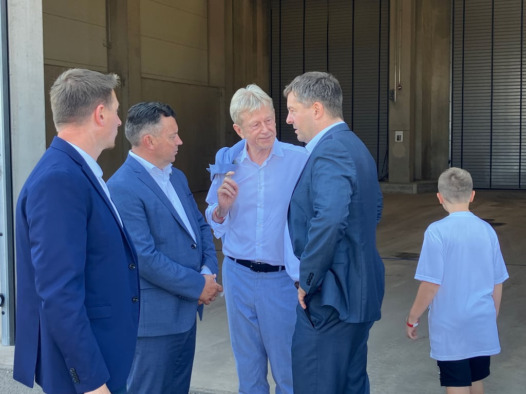 Getec-Chef Karl Gerhold (Mitte) bei der Kraftwerkseinweihung im Gespräch mit Wirtschaftsminister Sven Schulze (CDU, rechts) und Landrat André Schröder (CDU, 2. v. links).