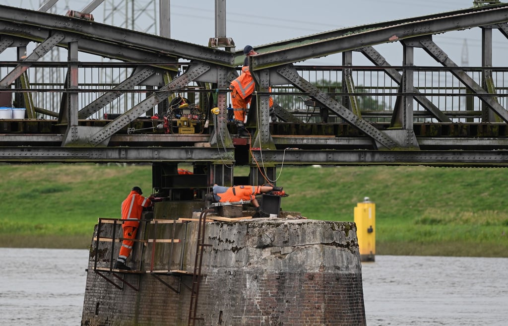 Ein tonnenschweres Teil einer Hilfsbrücke bei Elsfleth wurde erfolgreich eingesetzt.
