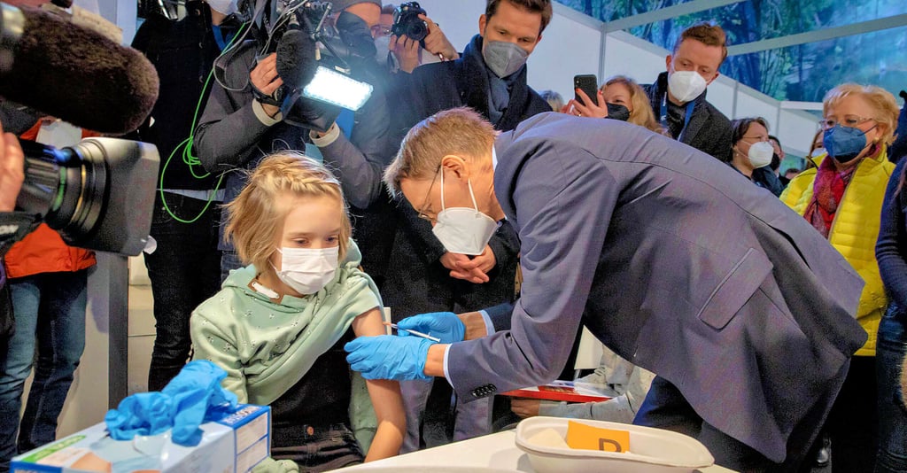 Bundesgesundheitsminister Karl Lauterbach (SPD) impft am 17. Dezember 2021 im Zoo Hannover die 10-jährige Frida vor Pressevertretern gegen Corona. 