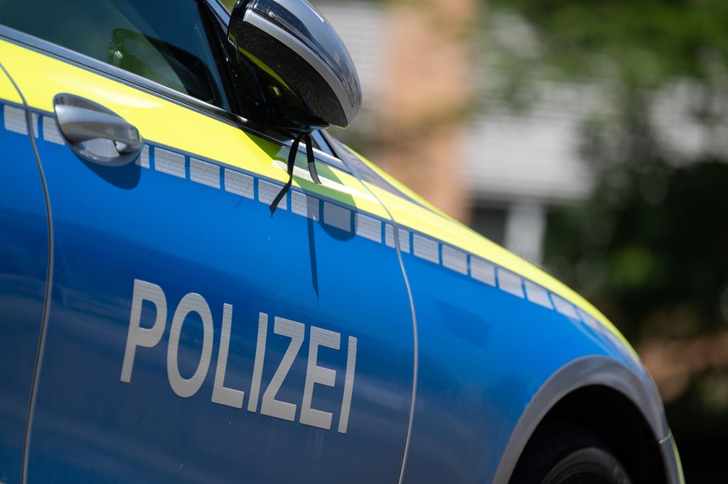 Die Polizei berichtet von einer Schlägerei in Halle.