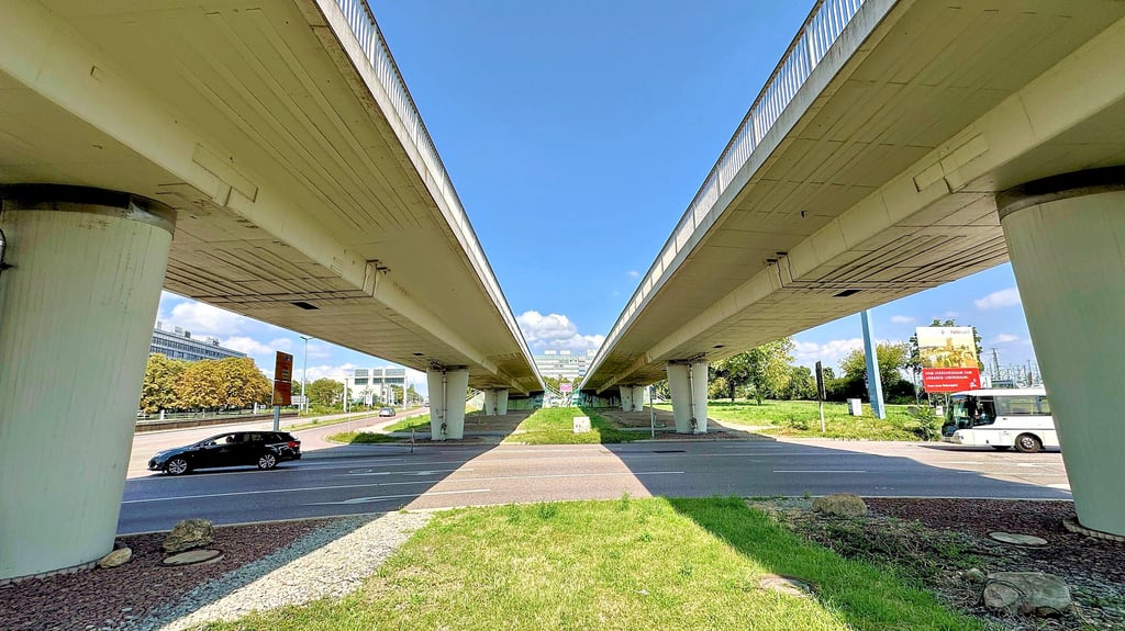 Die Hochstraßenbrücken über den Riebeckplatz sollen künftig Radfahrern und Fußgängern vorbehalten sein. Auch ihr Abriss ist nicht vom Tisch.