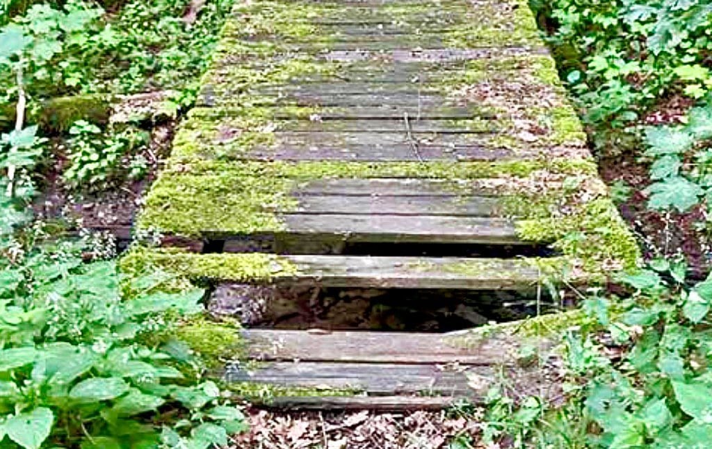 Die Brückenstege über den Bach im Knittelholz stellen eine Gefahr dar. Deshalb wurden sie entfernt, der Weg gesperrt.
