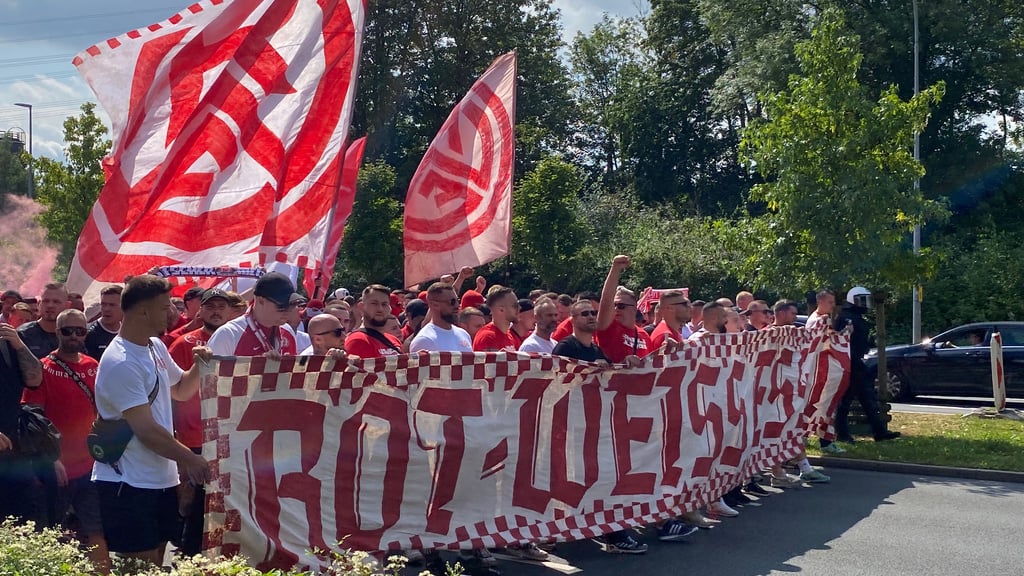 Fans von Rot-Weiss Essen beim Marsch aufs Stadion vor dem Pokalspiel gegen RB Leipzig