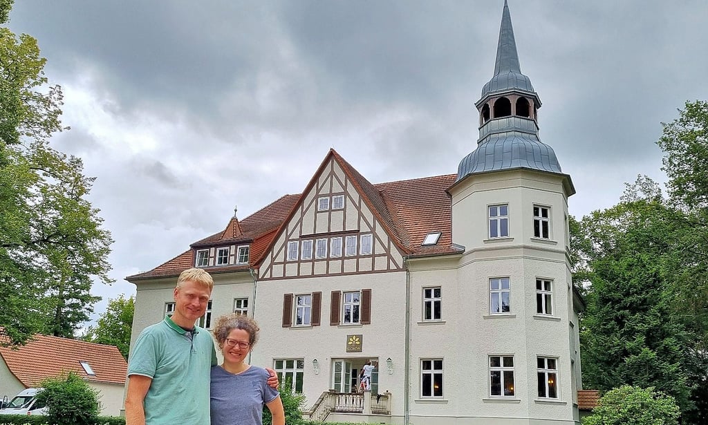 Svenja und Wolfgang Schwarte haben das alte Jagdschloss in Sigrön zu neuem Leben erweckt. Hotel, Restaurant, Campingplatz, Wellnesskeller, Naturpool und Tiny-Häuser sind in den vergangenen drei Jahren entstanden.