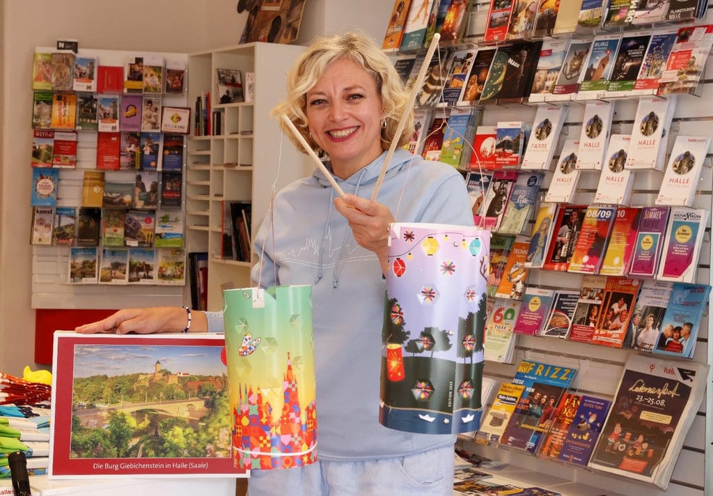 Alles neu: Stadtmarketing-Sprecherin Isabel Herrmann ist extra fürs Foto in den neuen eisblauen Hoodie mit Halle-Skyline geschlüpft.