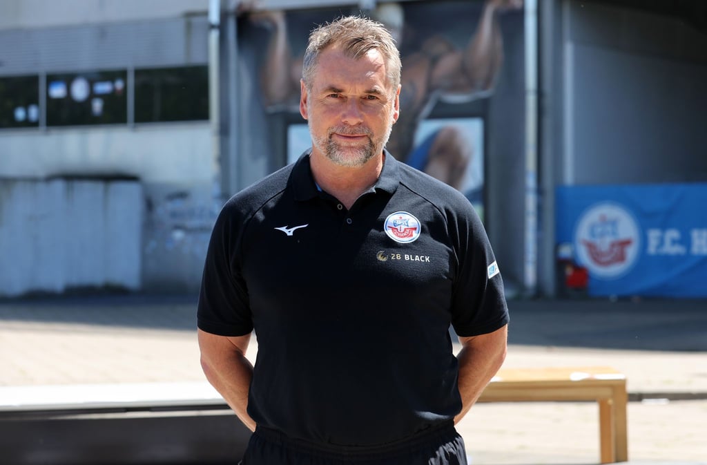 Freut sich auf das Pokalspiel gegen Hertha BSC: Hansa-Trainer Bernd Hollerbach.