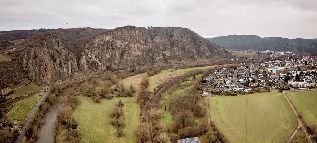 Ein 26-jähriger Mann ist beim Klettern am Rotenfelsmassiv bei Bad Münster in die Tiefe gestürzt und gestorben. (Symbolbild)