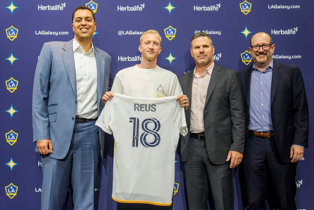 Marco Reus (2nd from right) presents his new jersey.