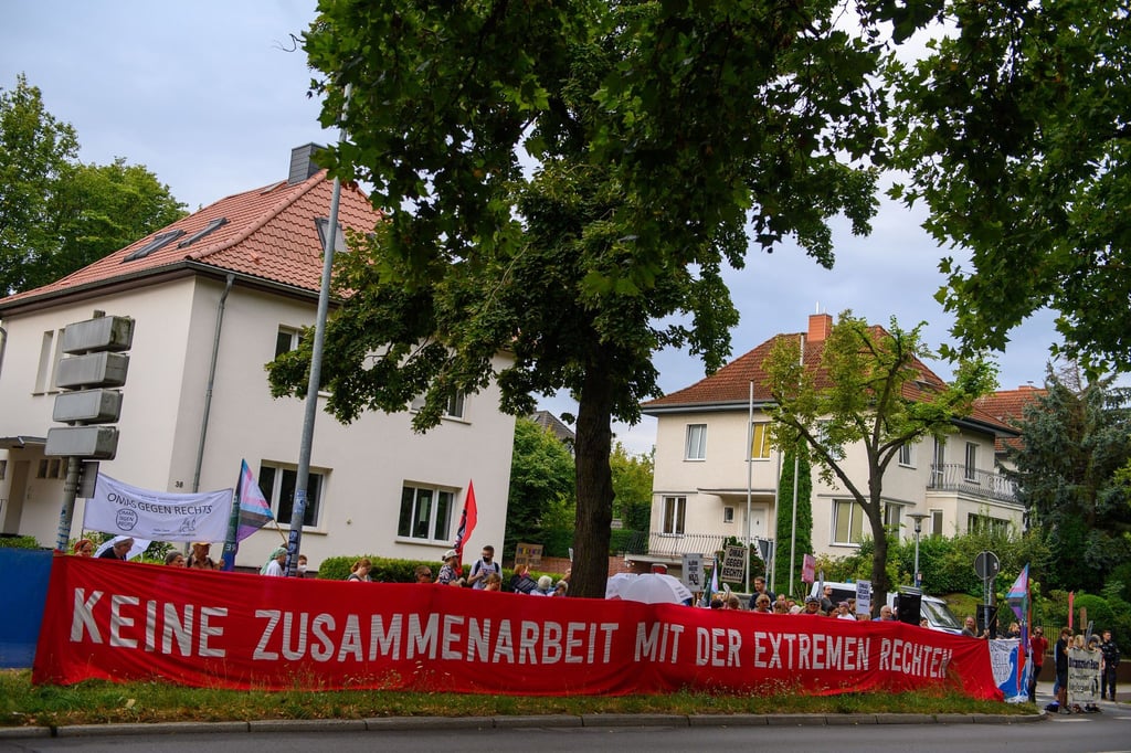Inzwischen ein gewohntes Bild: Demonstranten am Rande des AfD-Parteitags.