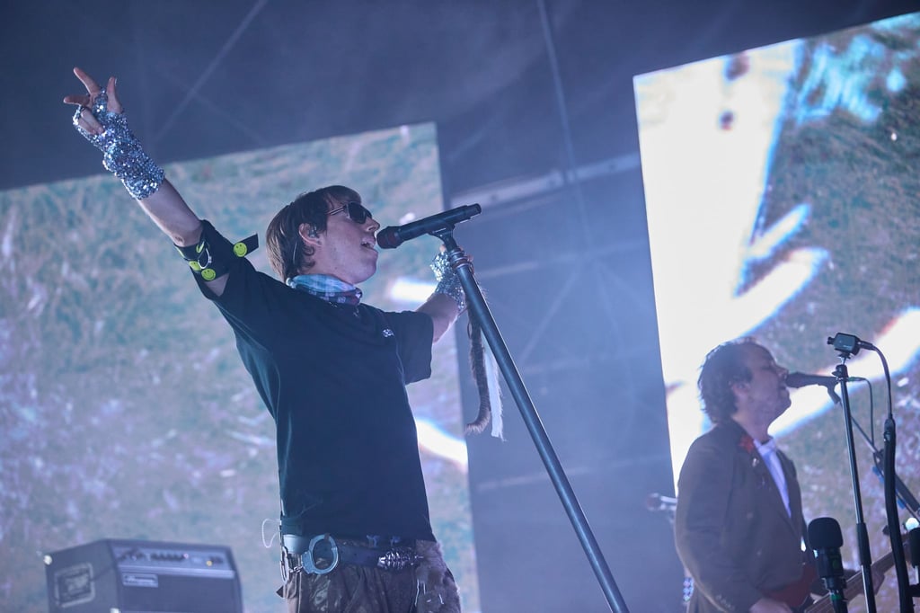 Maurice Ernst und seine Band Bilderbuch stehen während des Musik- und Kunstfestivals MS Dockville auf der Bühne. Das Festival im Industrie- und Hafengebiet von Hamburg-Wilhelmsburg findet von Freitag bis Sonntag statt.