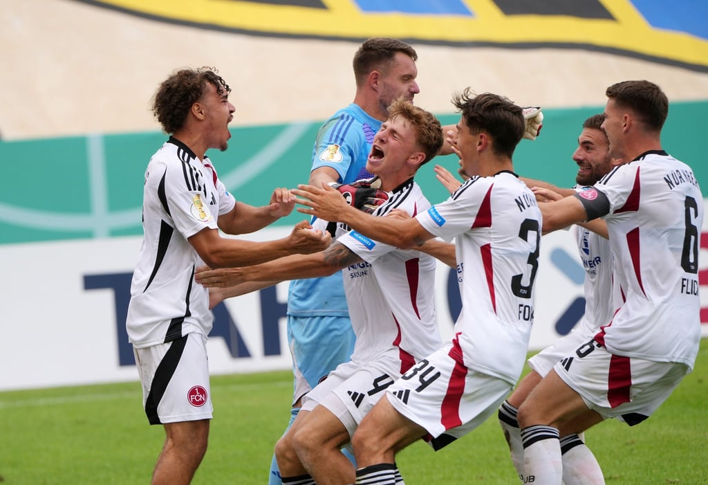 Darf sich feiern lassen: Nürnbergs Torwart Christian Mathenia (blaues Trikot).