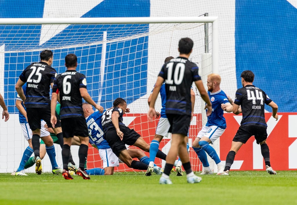 Derry Scherhant brachte Hertha in Rostock in Führung.