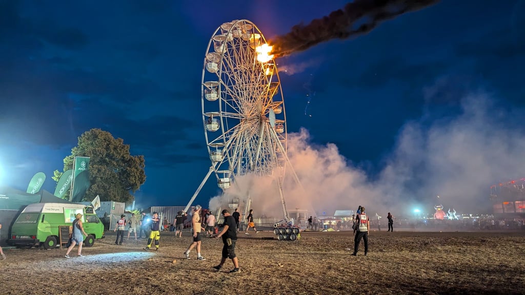 Brennendes Riesenrad bei Highfield-Festival