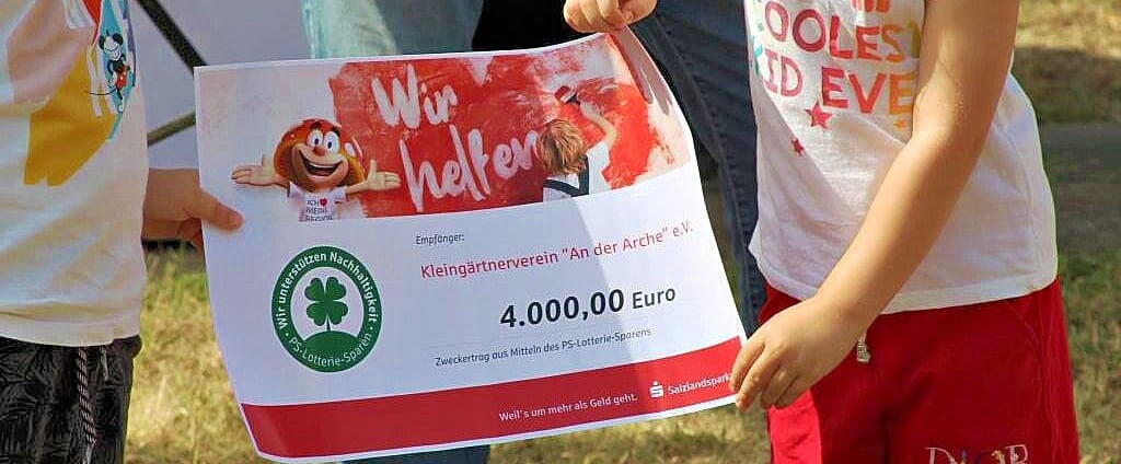 Der Scheckdurch der Salzlandsparkasse war eine willkommende Überraschung.