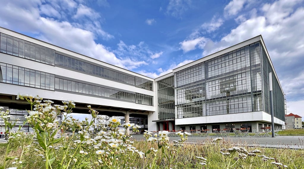 Am 4. Dezember 1926 wurde das Bauhausgebäude in Dessau eingeweiht. Ab 2025 wird gefeiert, wie die Schule nach Dessau kam.