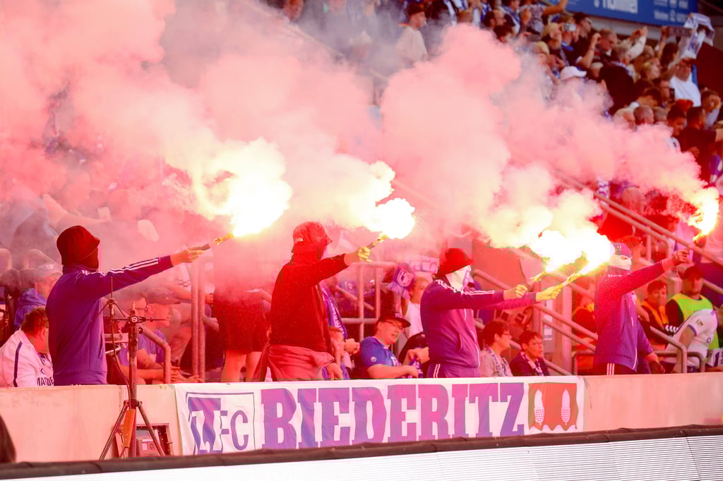 Fans vom 1. FC Magdeburg zünden Bengalos beim Spiel gegen Greuther Fürth.