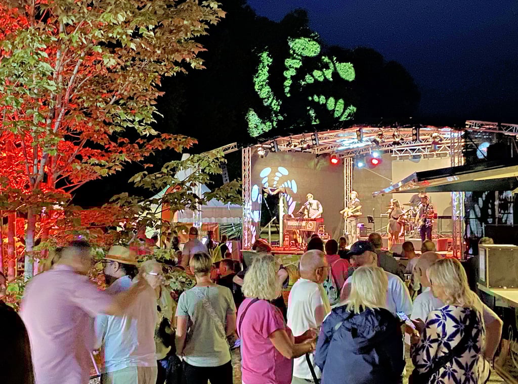 Am Sonnabend sorgten „Ventura Fox“ für abwechslungsreiche Musik im Flickschupark bei Rock am Flick in Burg und präsentierten ihr breites Repertoire.