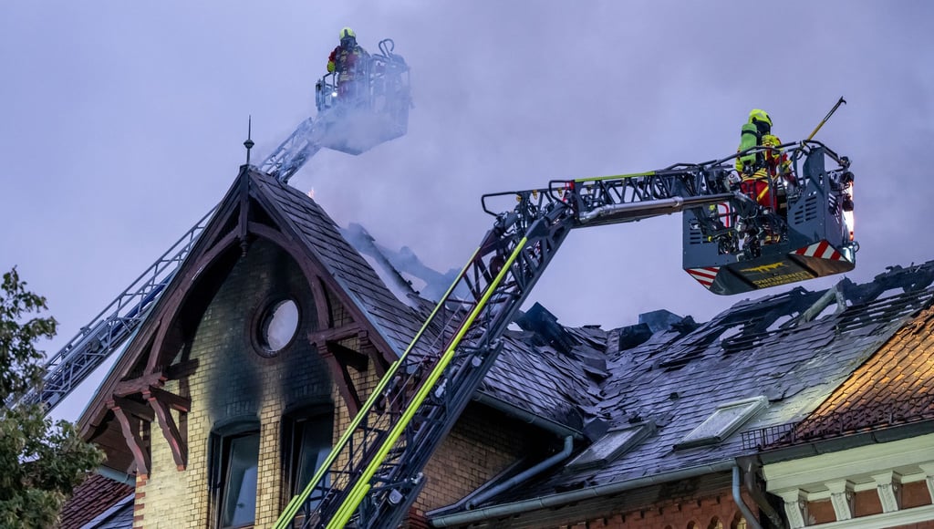 Ein Dachstuhl in Lüneburg gerät in Brand, in einer Wohnung finden Einsatzkräfte eine Leiche.