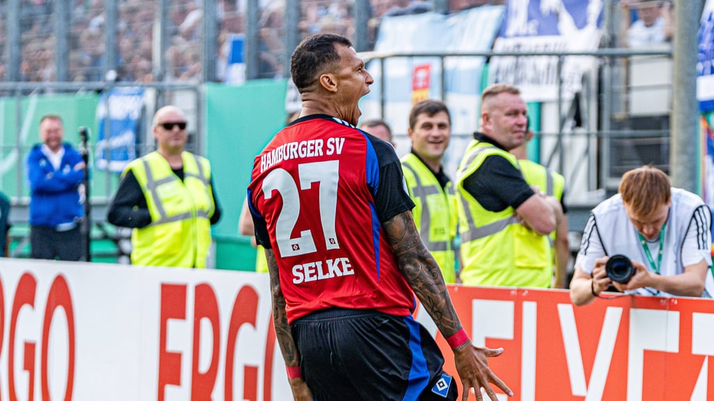 Davie Selke feiert sein Tordebüt für den HSV.
