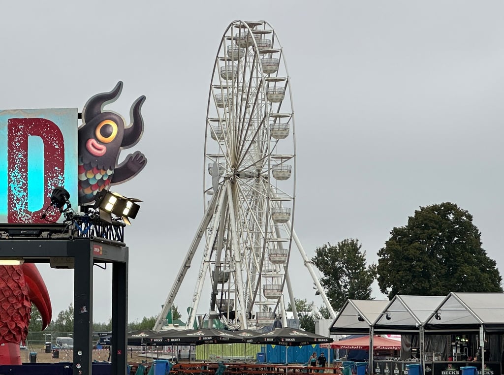 Verschmorte Fahrgastkabinen: Riesenrad auf dem Gelände des Highfield-Festivals.