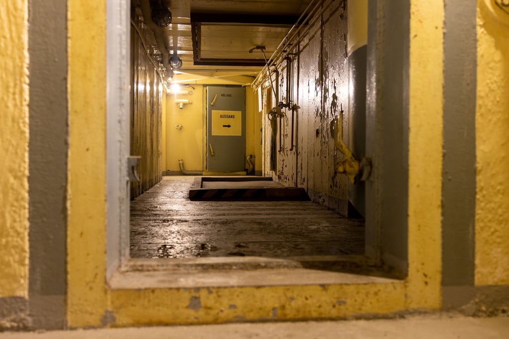 Bei Führungen im ehemaligen Stasi-Bunker gibt es seltene Einblicke in unterirdische Anlagen. (Archivbild)