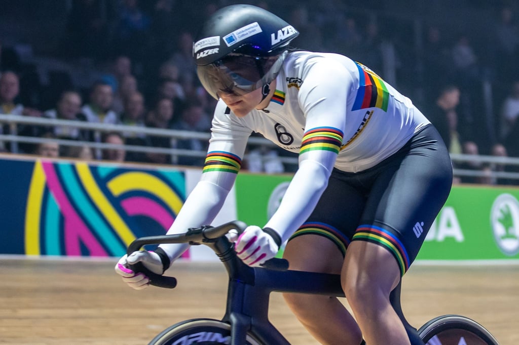 Clara Schneider siegt bei den Bahnrad-DM im Sprint.