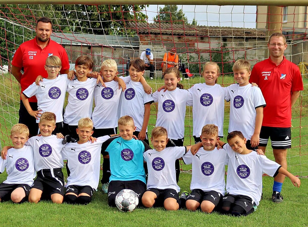 Die Nachwuchsspieler mit ihren neuen Trikots.