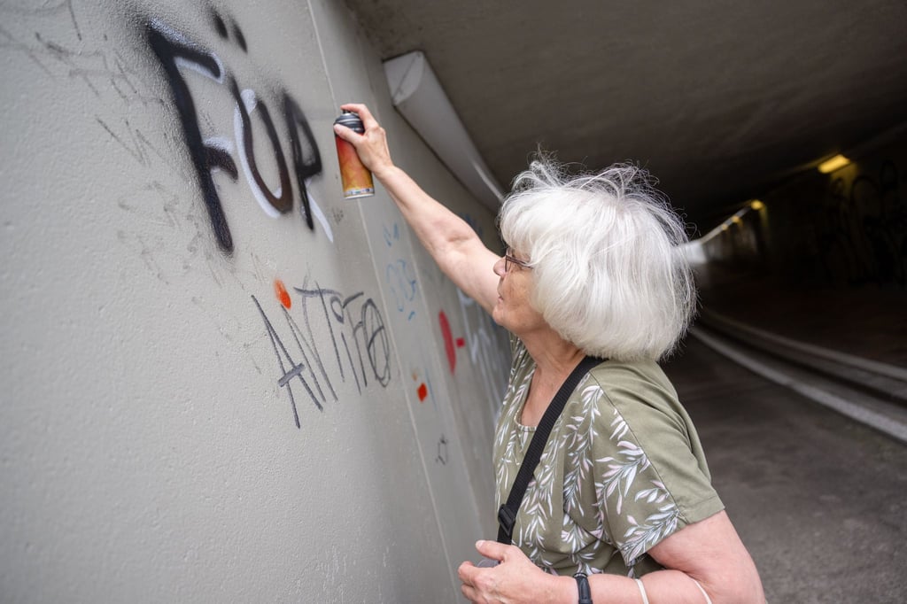 Kaum eine halbe Minute braucht Irmela Mensah-Schramm, um einen Schriftzug mit ihrer Spraydose zu überschreiben.