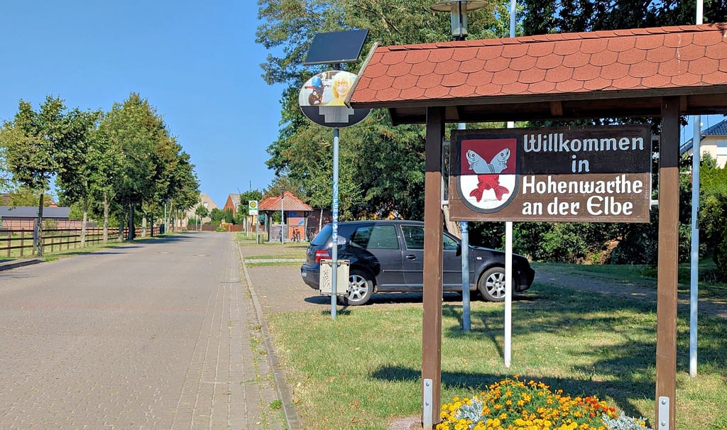 Bei der Einfahrt in Hohenwarthe passieren Kraftfahrer auf der Möserstraße eine Fahrbahnverengung als Beginn der Tempo-30-Zone. Am Willkommensschild steht ein Dialog-Display, das an die Geschwindigkeitsbegrenzung erinnert.