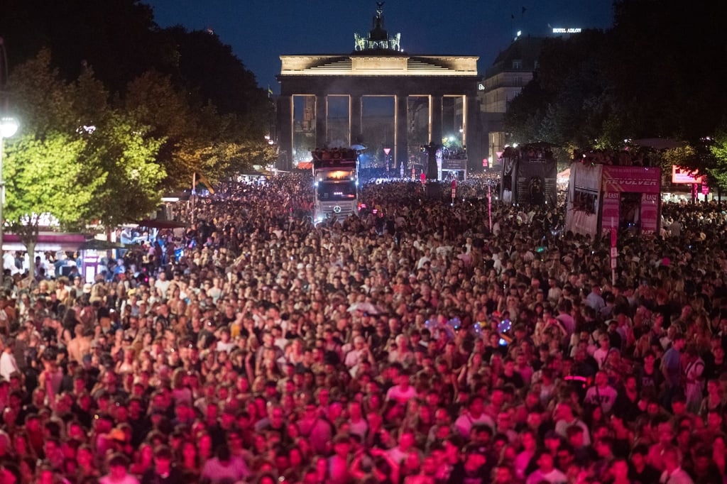 Zehntausende tanzen am Abend auf der Straße des 17. Juni während der Technoparade „Rave The Planet“.